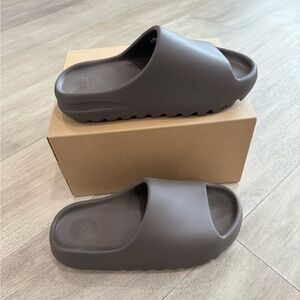 Yeezy Slide Size 8 Brown